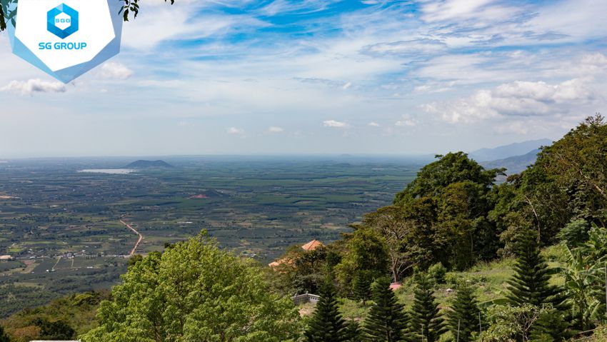 Từ Núi Tà Cú, du khách có thể ngắm nhìn toàn cảnh Bình Thuận