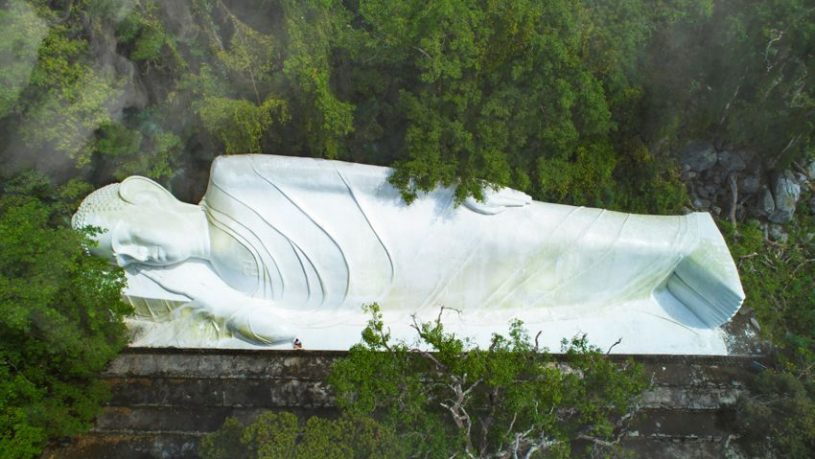 Tượng Phật Thích Ca nhập Niết Bàn dài 49m cạnh Hang Tổ