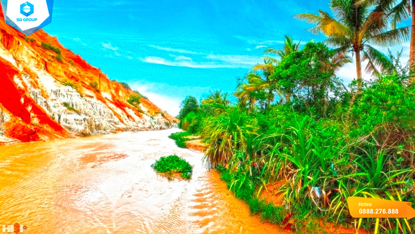 Suối Hồng Phan Thiết là một trong những bức phù điêu của thiên nhiên