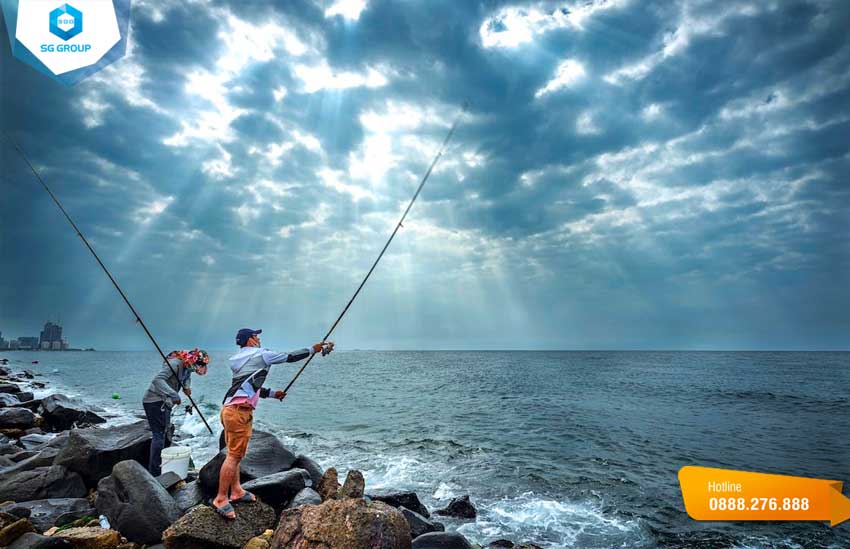 Câu cá trên bãi biển Thuận Quý là một hoạt động giải trí được nhiều du khách yêu thích.