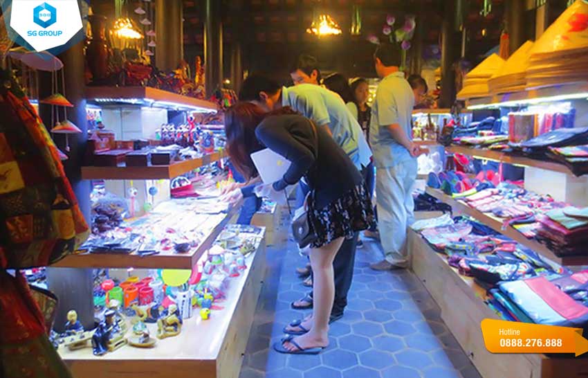 Chợ Tây là địa điểm cho khách du lịch thỏa sức mua sắm
