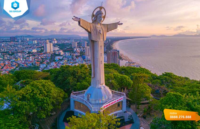 Tượng đài Chúa Kitô Vũng Tàu là một công trình kiến trúc nổi tiếng ở thành phố biển Vũng Tàu. 