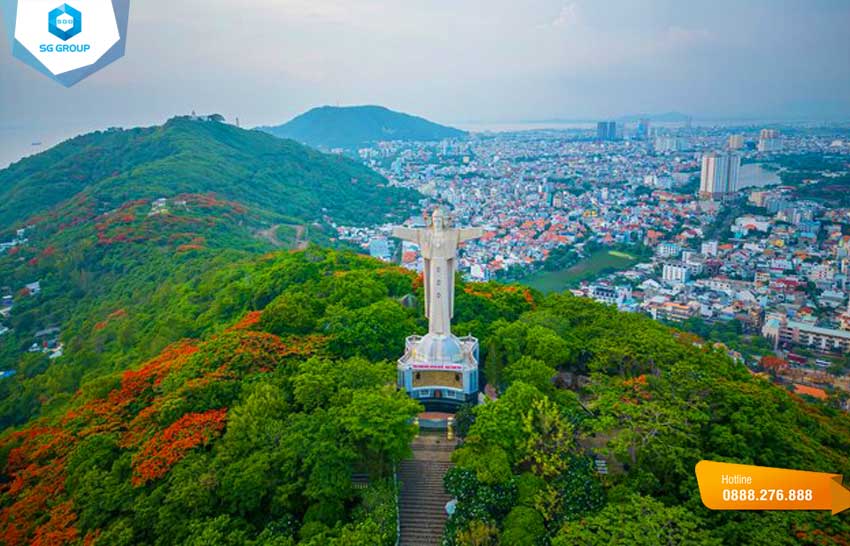 Tham quan tượng Chúa Jesus lớn nhất châu Á nằm trên ngọn núi nhỏ ở Vũng Tàu