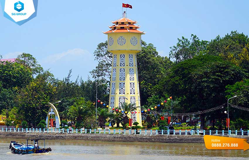 Tháp nước là một điểm đến hấp dẫn của Phan Thiết, thu hút hàng ngàn du khách trong và ngoài nước đến chiêm ngưỡng và khám phá