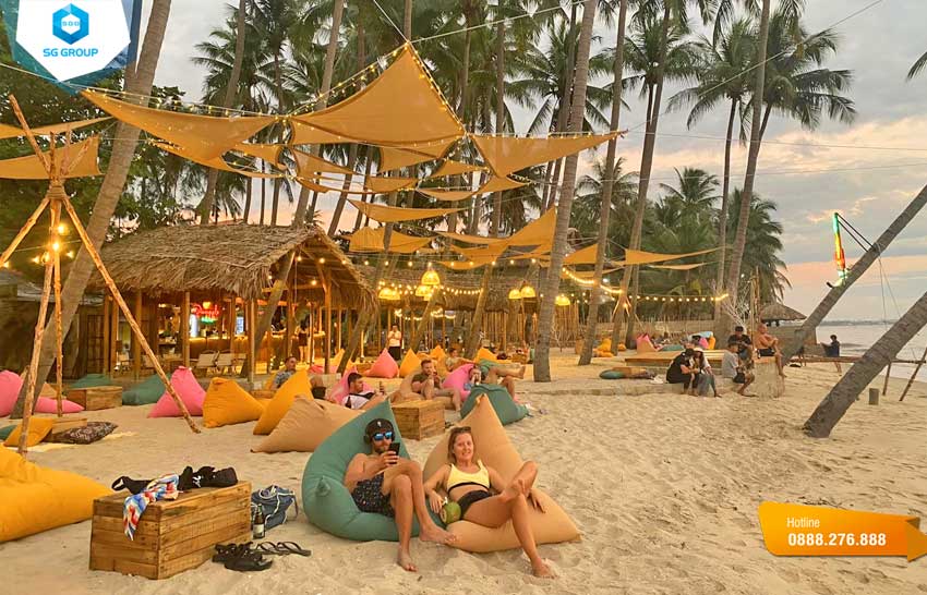  Nằm trên đường Nguyễn Đình Chiểu, Chameleon Beach Bar nằm uốn quanh bên bờ biển