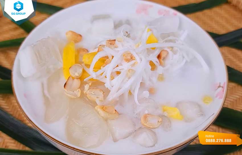  Món chè dừa dầm là đặc sản của quán, được làm từ dừa tươi ngon, cắt nhỏ và dầm với đường và sữa đặc