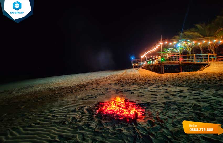 Bạn cũng có thể tham gia các hoạt động giải trí như đốt lửa trại, tiệc BBQ trên bãi biển