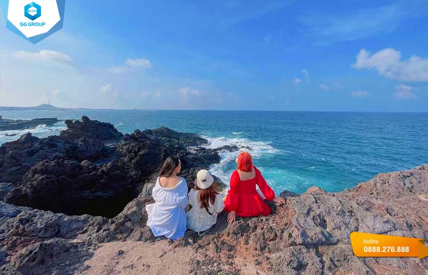 Bãi Nhỏ - Gành Hang tọa lạc tại huyện đảo Phú Quý thuộc tỉnh Bình Thuận vùng Duyên hải Nam Trung bộ