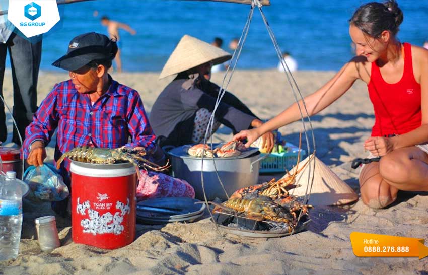 Điểm đặc biệt của hải sản nướng hàng rong Phan Thiết là sự tươi ngon và thơm lừng của hải sản