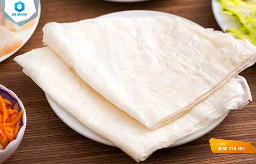 Bánh tráng phơi sương là đặc sản của Tây Ninh, được làm từ bột gạo tẻ, nước và muối
