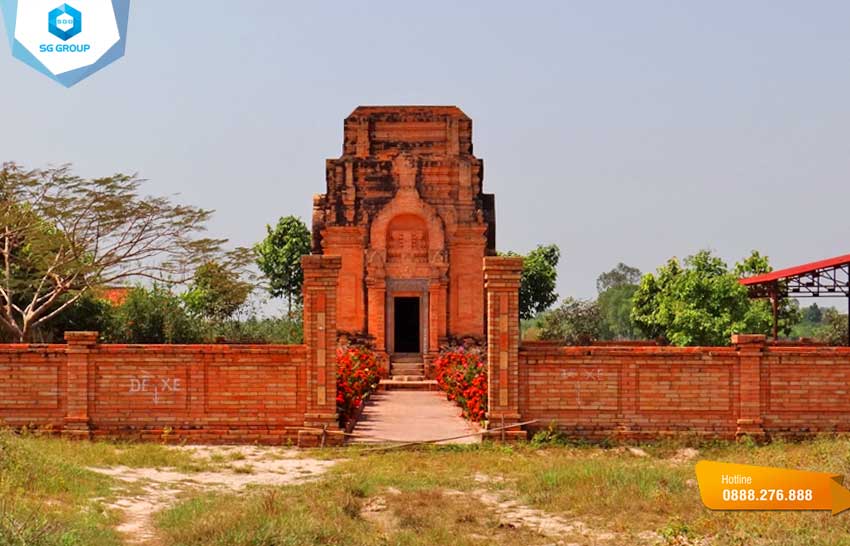 Tháp Chót Mạt nằm tại địa phận ấp Xóm Mới, xã Tân Phong, huyện Tân Biên, tỉnh Tây Ninh
