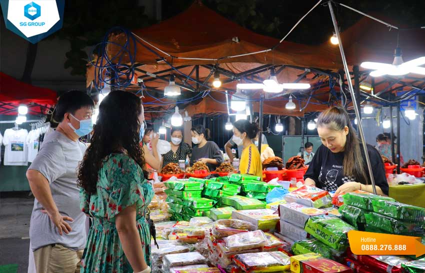 Chợ đêm mở cửa từ 16h30 đến 23h45 hàng ngày, thu hút đông đảo du khách và người dân địa phương
