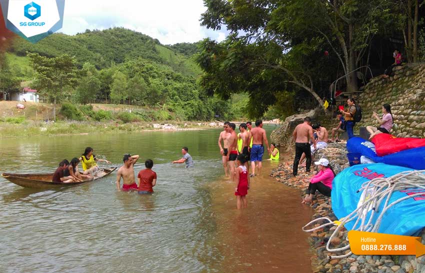 Bạn còn có thể thuê phao để thả mình trôi theo dòng nước, hoặc đơn giản chỉ là ngồi trên bờ suối