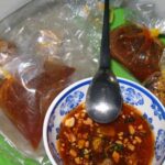 Bánh tráng me Tây Ninh được chuẩn bị sẵn rất tiện lợi