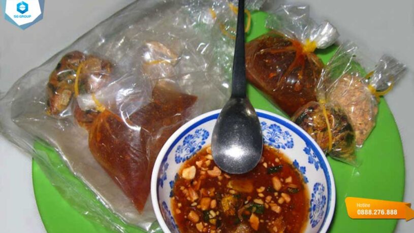 Bánh tráng me Tây Ninh được chuẩn bị sẵn rất tiện lợi