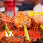 Từng miếng thịt được nướng trên than hồng tạo nên mùi thơm hấp dẫn khó cưỡng.