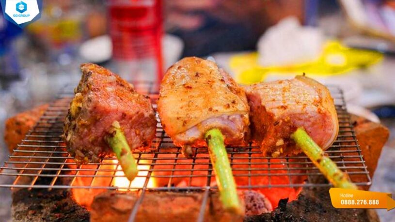 Từng miếng thịt được nướng trên than hồng tạo nên mùi thơm hấp dẫn khó cưỡng.