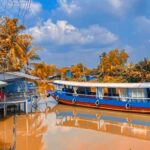 Đặc trưng của quán chính là dịch vụ đi thuyền trên sông