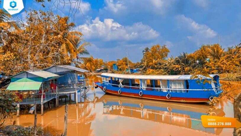 Đặc trưng của quán chính là dịch vụ đi thuyền trên sông